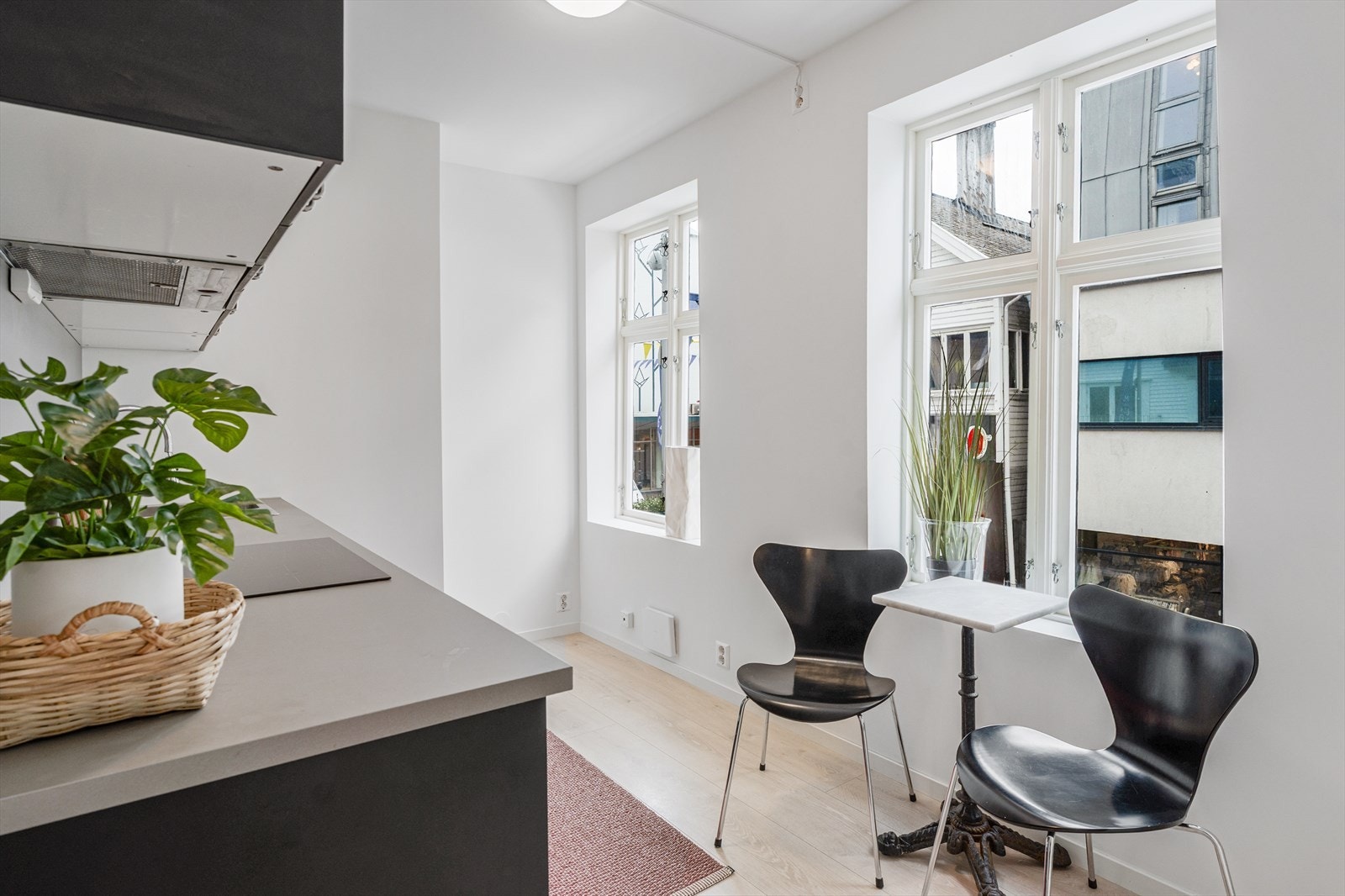 Fra stuen og kjøkkenet har du hyggelig utsikt mot gågata. Galleribilde