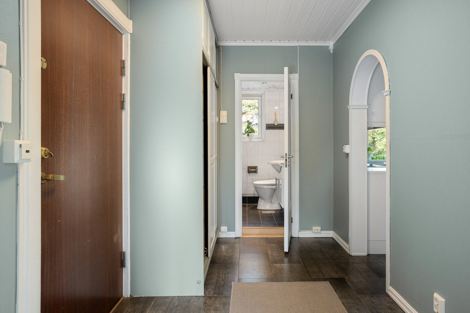 Boligen har en hyggelig entré med varme i gulv. Galleribilde