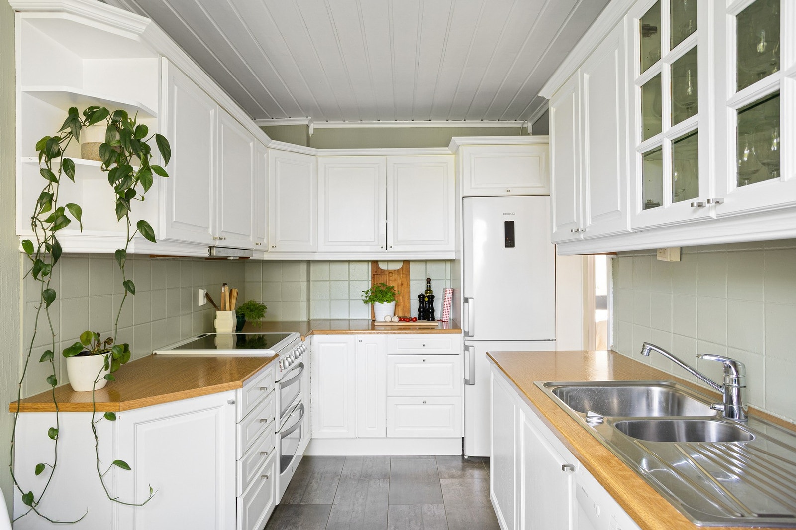 Boligens kjøkken ligger separat fra stuen, så her kan du enkelt trekke deg tilbake for å lage måltidene i fred og ro. Galleribilde