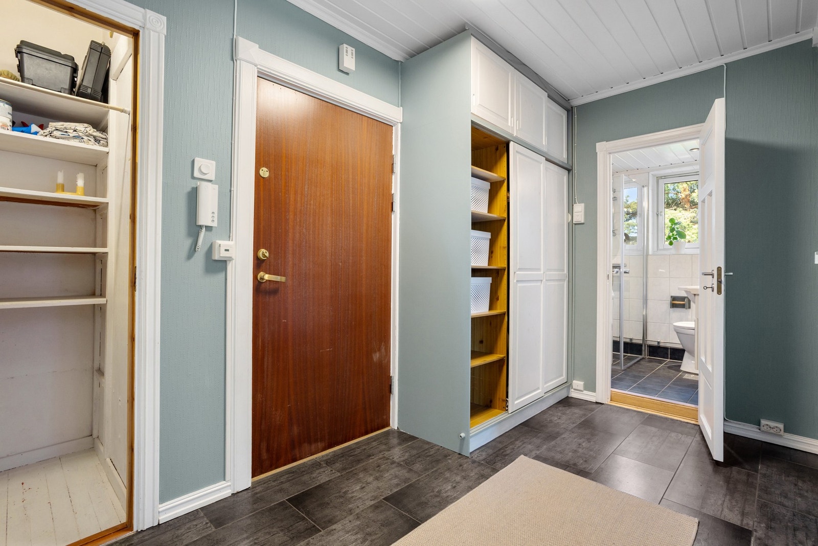 Plassbygget garderobeløsning gir godt med oppbevaring. Det er videre et praktisk kott på 1 kvm i tilknytning rommet. Galleribilde