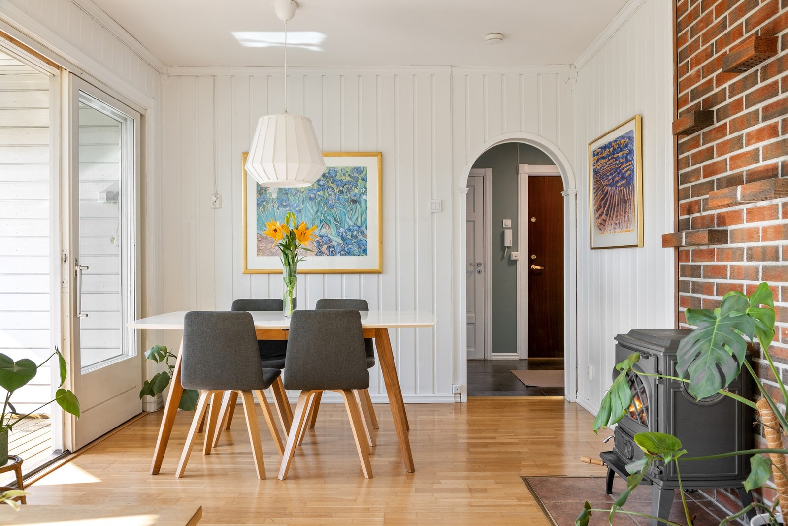 Inviter venner og familie til hyggelige sammenkomster. Galleribilde