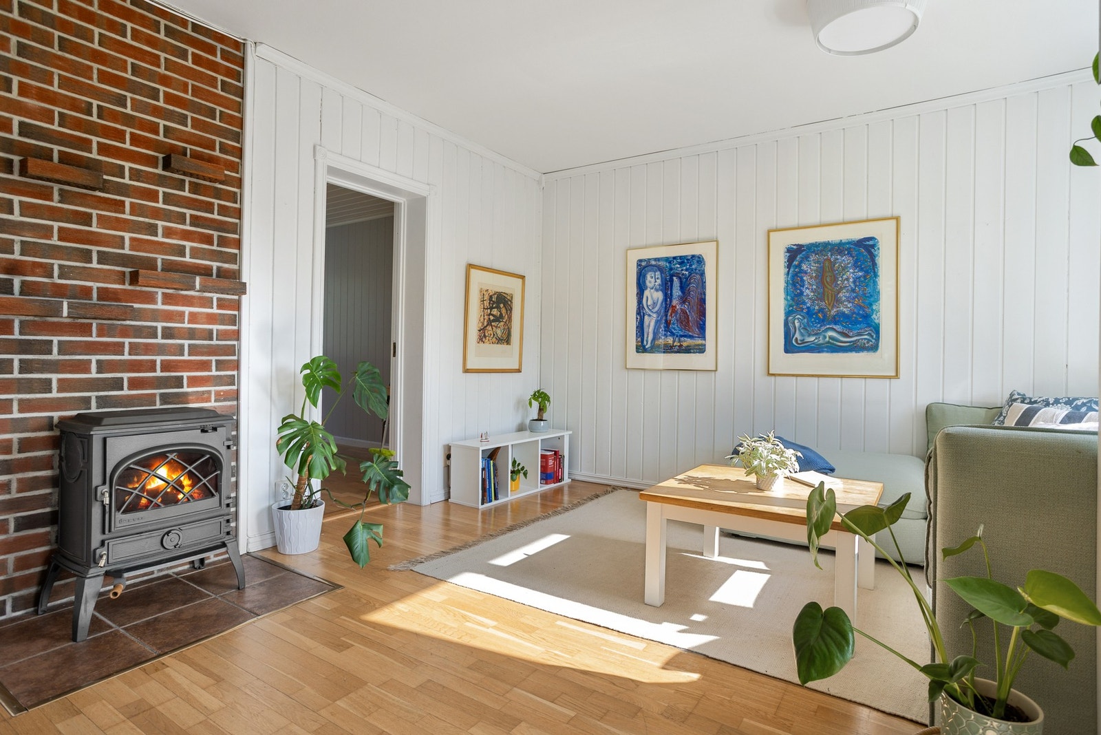 I stuen er det montert en peisovn som sørger for både varme og hygge på kaldere høst- og vinterdager. Galleribilde