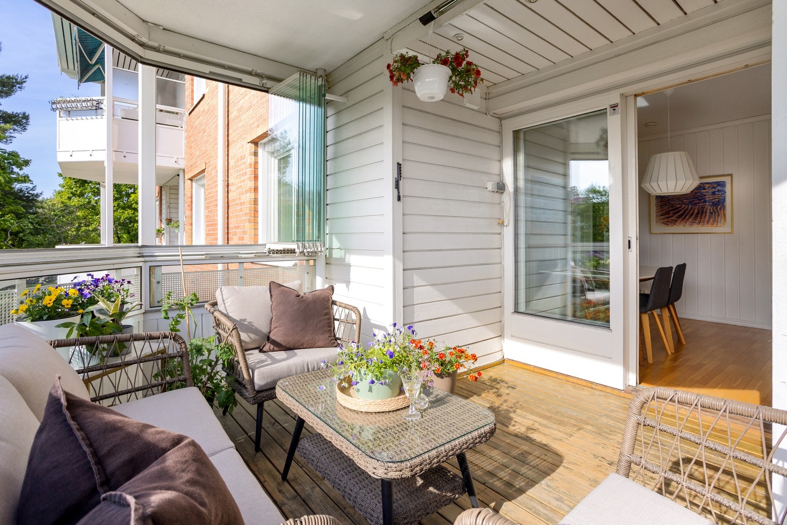 Balkongen er overbygget og innglasset, som gjør uteplassen lun og privat. Innglassingen kan i tillegg skyves opp om du ønsker luft og solstråler inn. Galleribilde