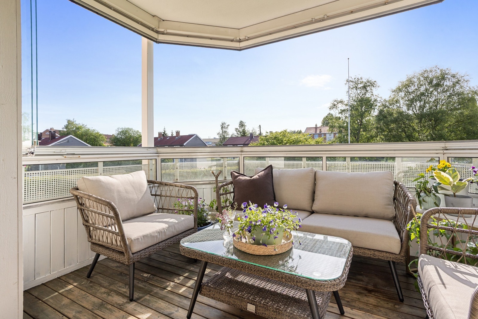 Dette er en lys & gjennomgående 3-roms leilighet beliggende i byggets 2. etasje. Galleribilde