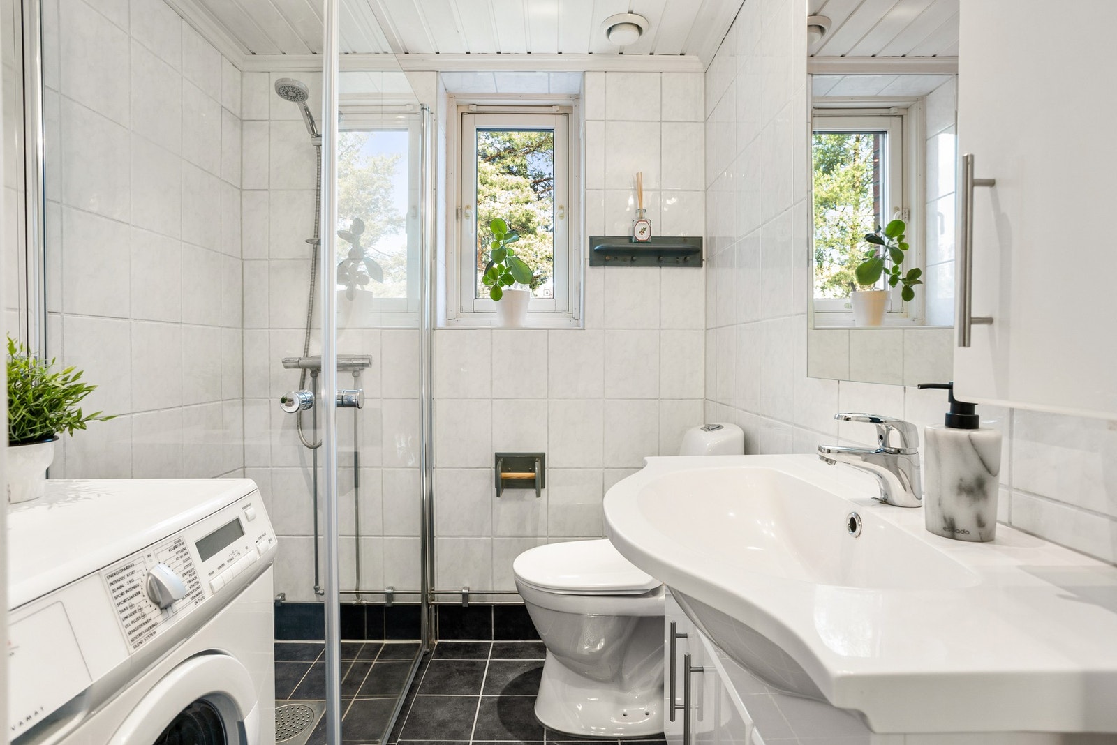 Flislagt bad fra 2002 med varme i gulv og spotter i himling. Gulv, varmekabler og membran er oppgradert i 2015/2016. Galleribilde