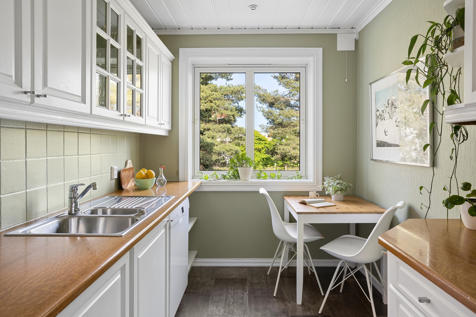 Kjøkkenet er godt utnyttet og har mye skap, skuffer og benkeplass. Galleribilde