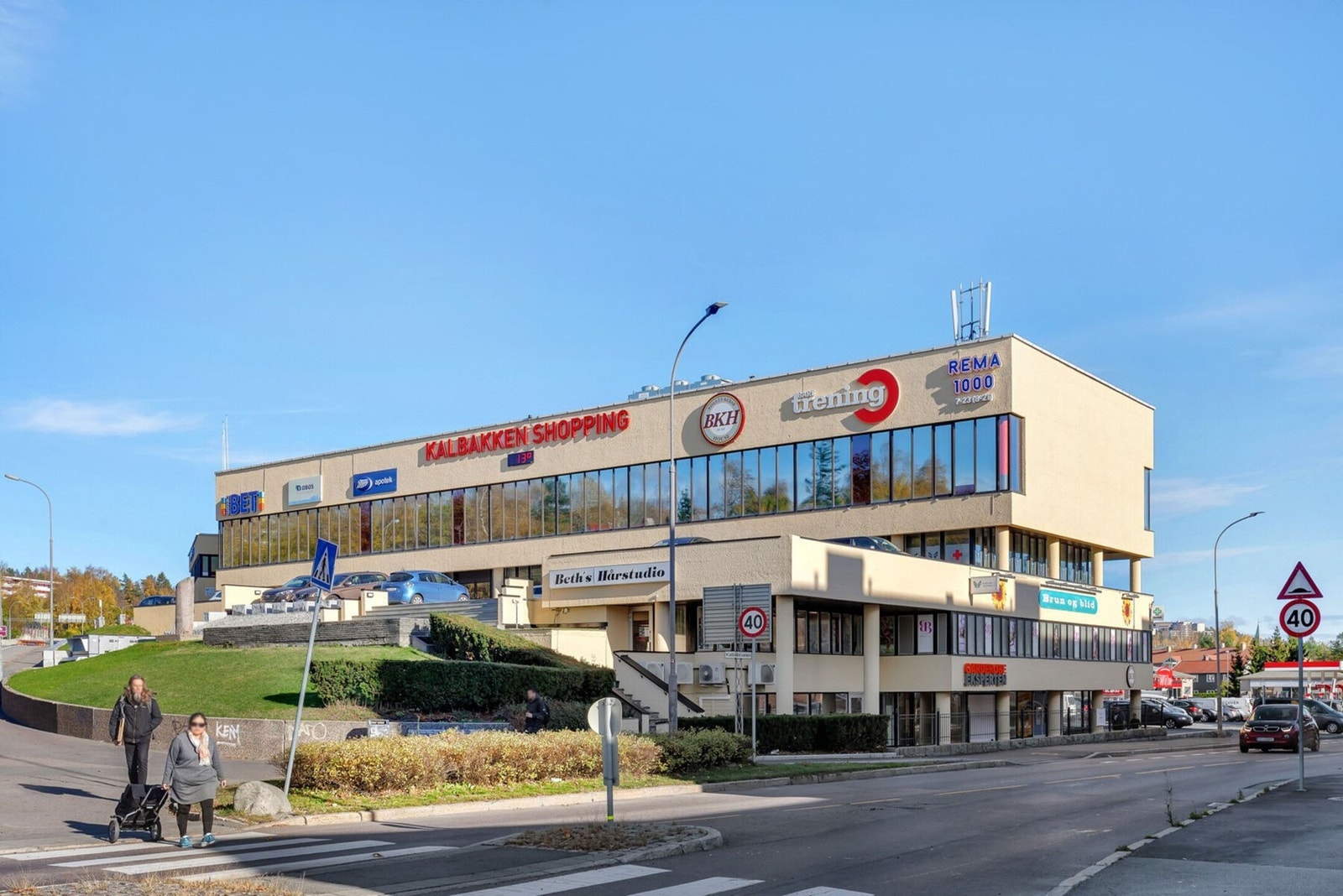 Kalbakken senter ligger like ved boligen og har et godt utvalg av butikker som blant annet Rema 1000 og Meny, SATS, Fresh Fitness, Brun og Blid, Apotek 1 samt andre butikker. Galleribilde