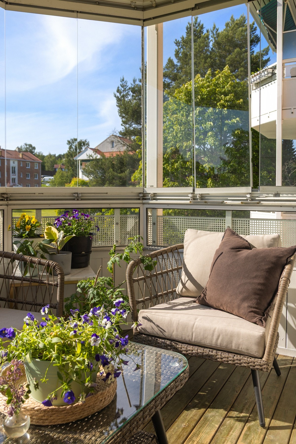 Uteplassen har fin plass til loungemøblement, grill og beplantning. Galleribilde