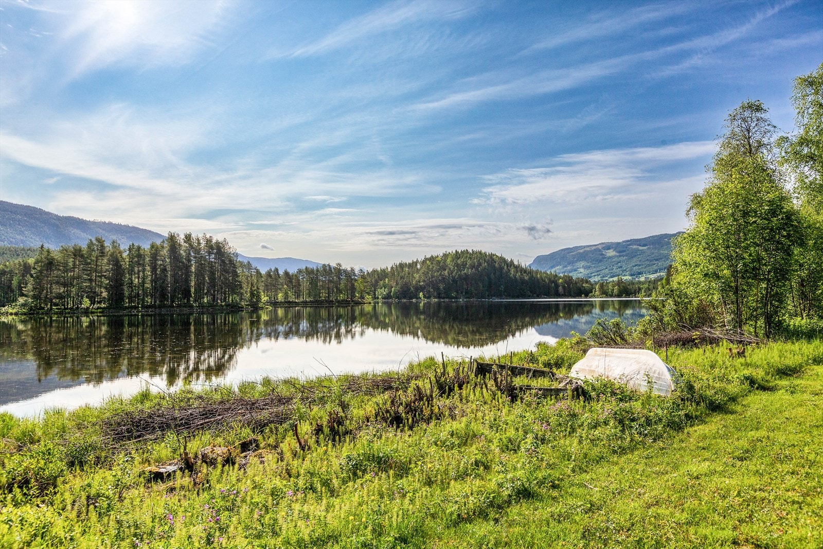 Med sin vakre beliggenhet ved Fløafjorden er dette eldre gårdstunet et idyllisk sted å komme til. Galleribilde