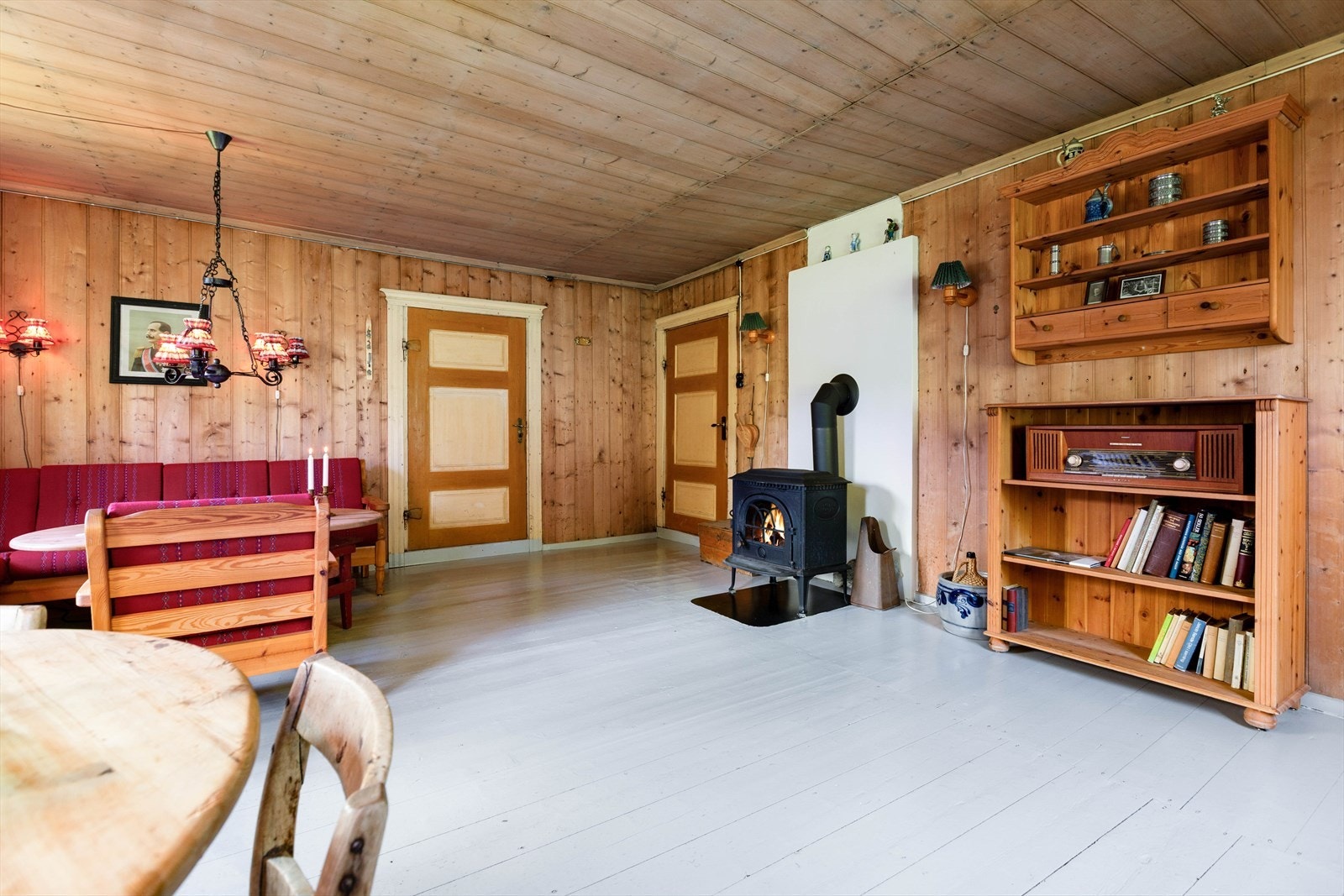 En nyere vedovn sørger for god varme og en hyggelig stemning i rommet. Galleribilde