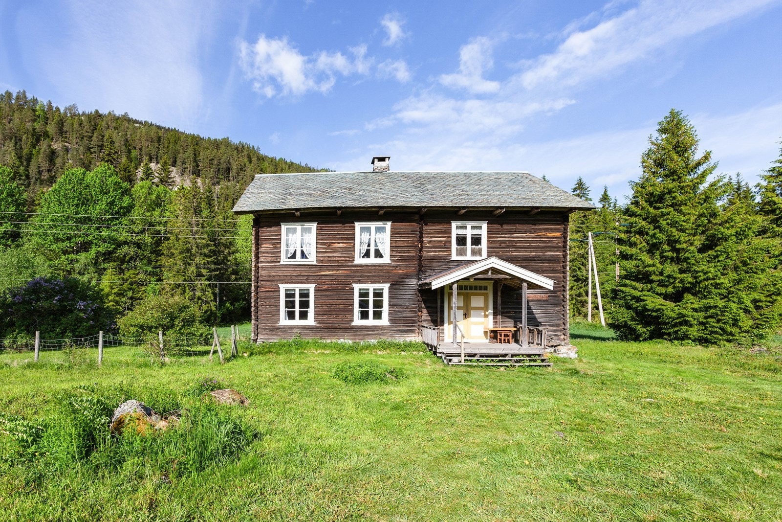 Dette er en eiendom med stort potensiale! For med gården følger det også tre øyer ute i fjorden, to stølseiendommer, skog, samt jakt og fiskerettigheter. Galleribilde