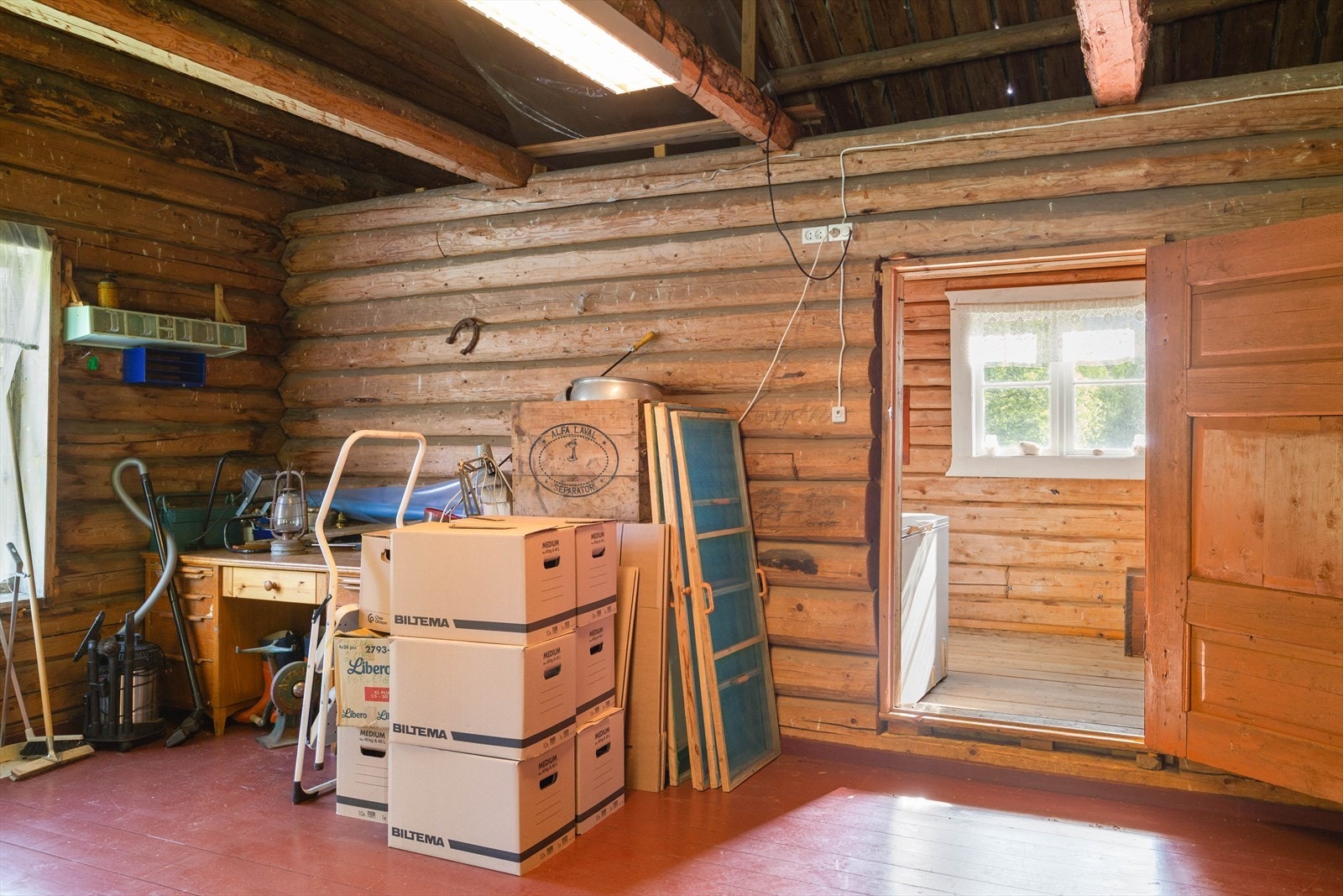 I andre etasje er det også et stort rom som har blitt brukt til oppbevaring. Galleribilde