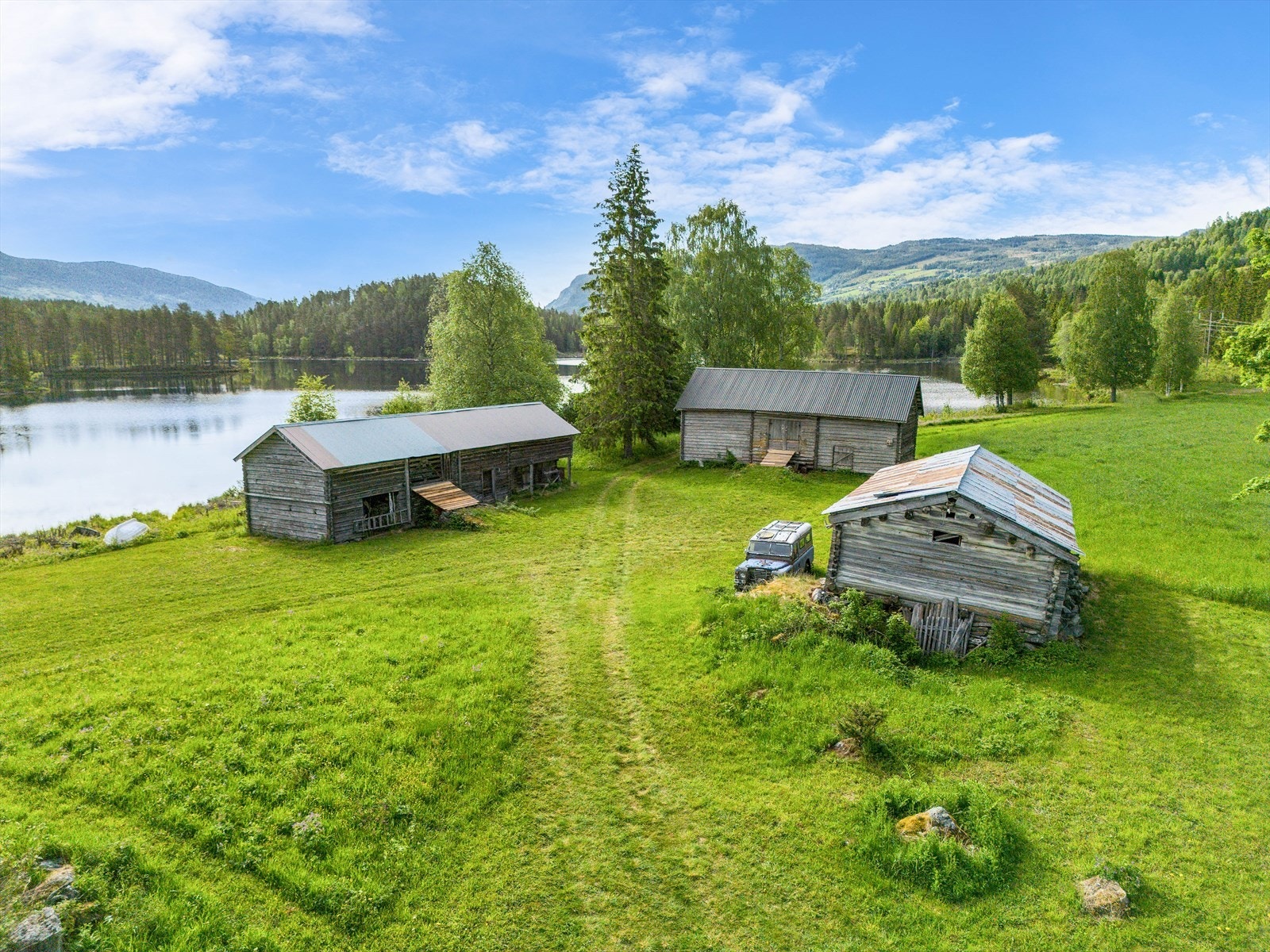 Her er det flere gamle tømmerhus fra siste halvdel av 1800-tallet og det er nydelig utsikt utover fjorden. Galleribilde