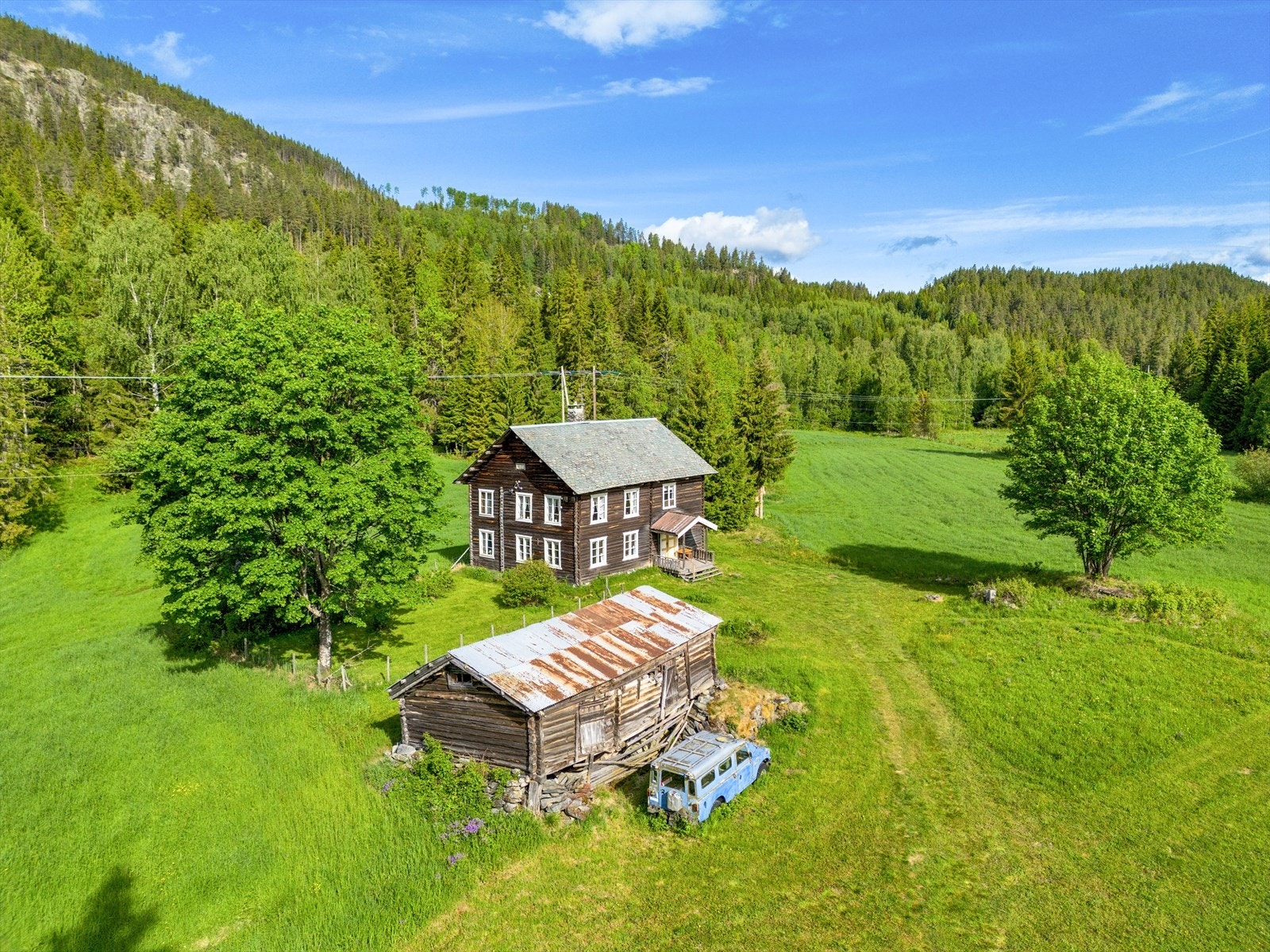Gården ligger ved "Buvarpet", i stille og fredelige omgivelser mellom Vestringsbygda og Leira. Galleribilde