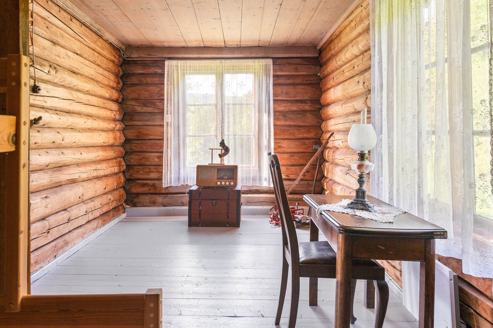 Soverommet er enkelt og har behov for oppussing, men gir et sjeldent utgangspunkt for å skape en unik atmosfære. Galleribilde