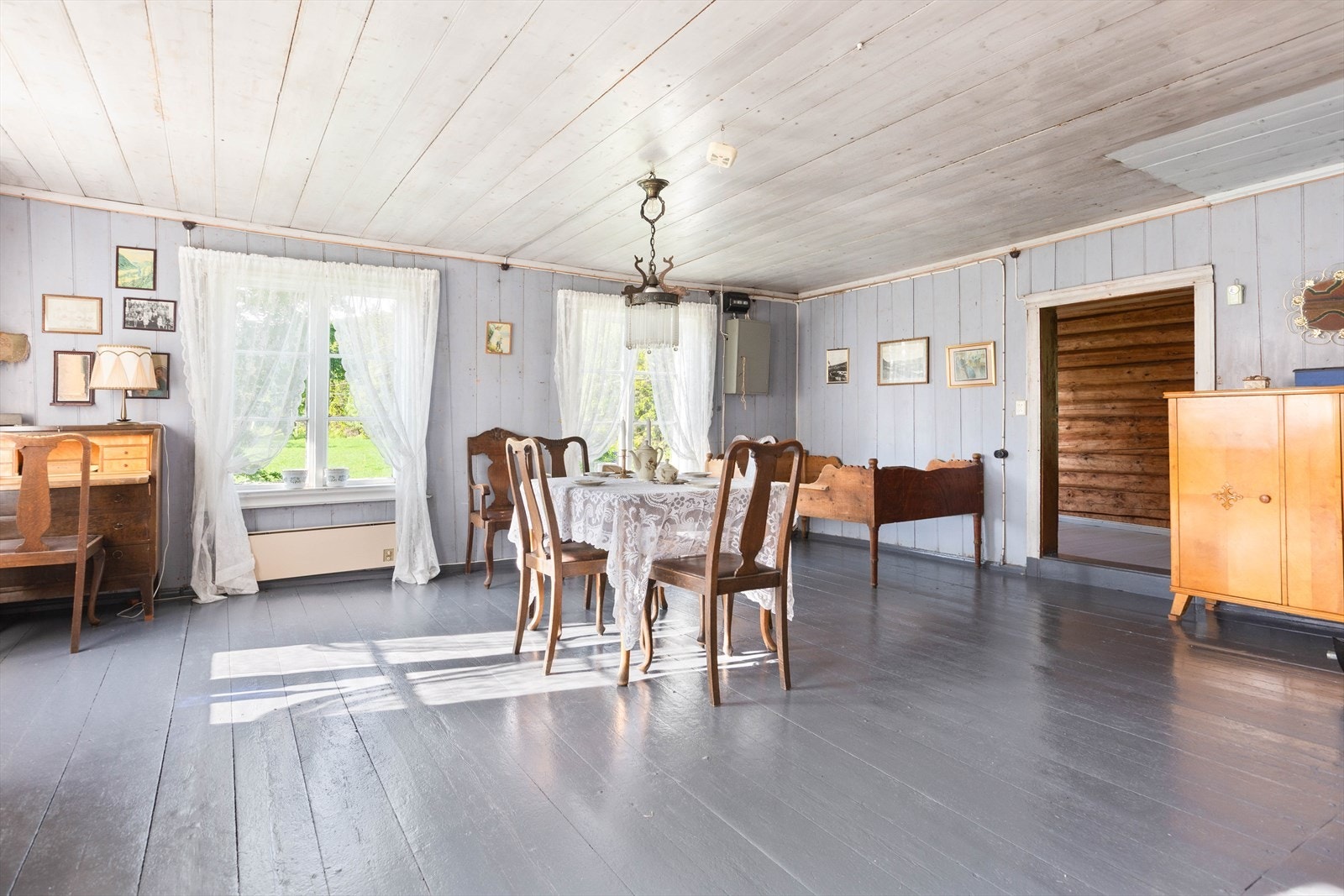 Huset har flere oppholdsrom med tydelige stilhistoriske trekk. Her fra spisestua i 2. etasje. Galleribilde