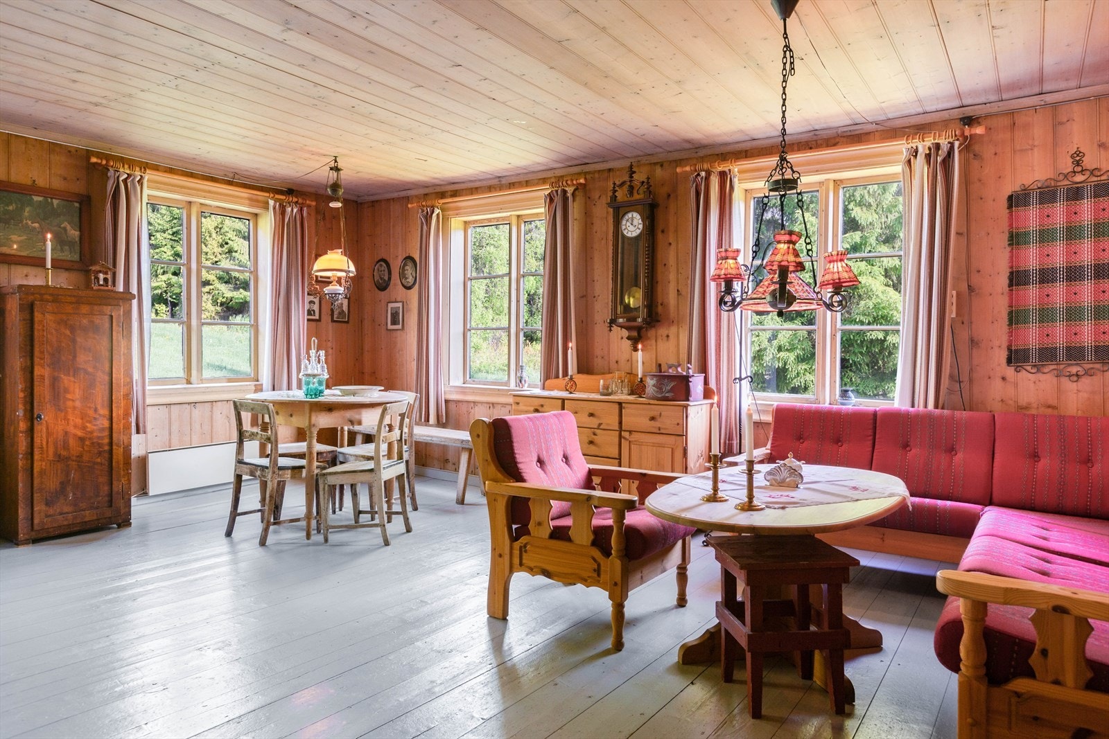 Koselig og sjarmerende stue i hovedetasjen med originale tregulv og panelvegger - her er det lett å trives. Galleribilde