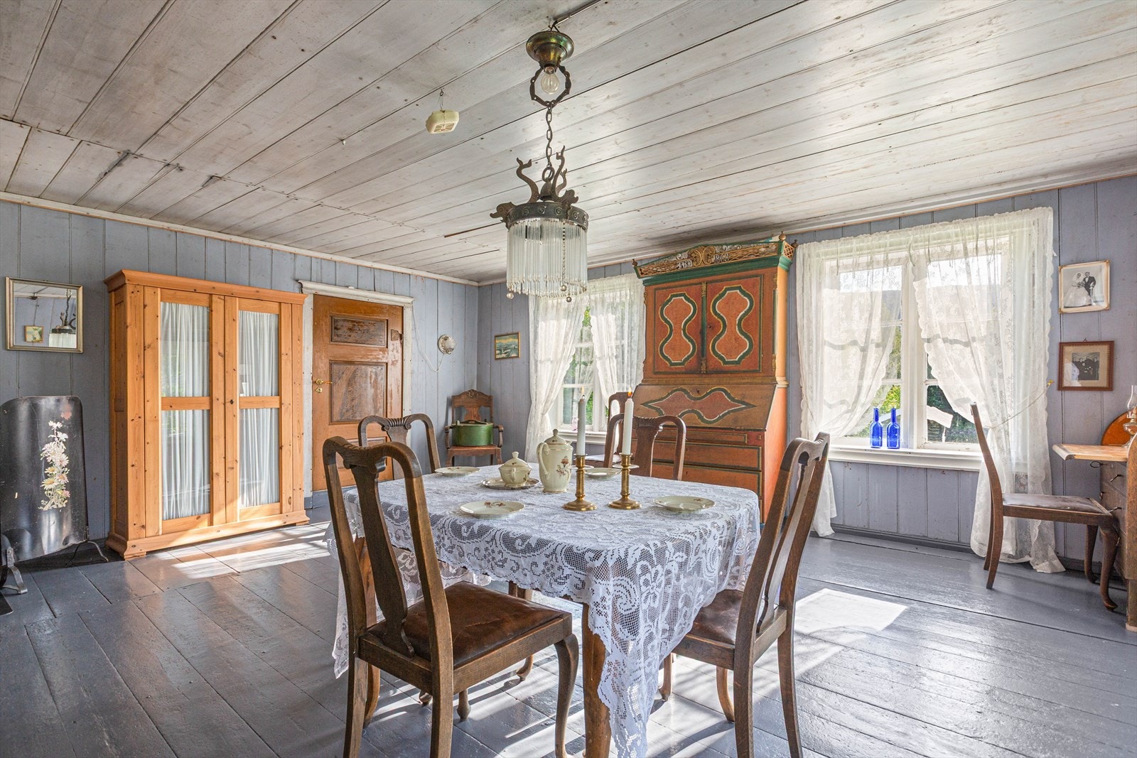 Spisestua er innredet i varme fargetoner og har god takhøyde, noe som gir en åpen og luftig romfølelse. Galleribilde