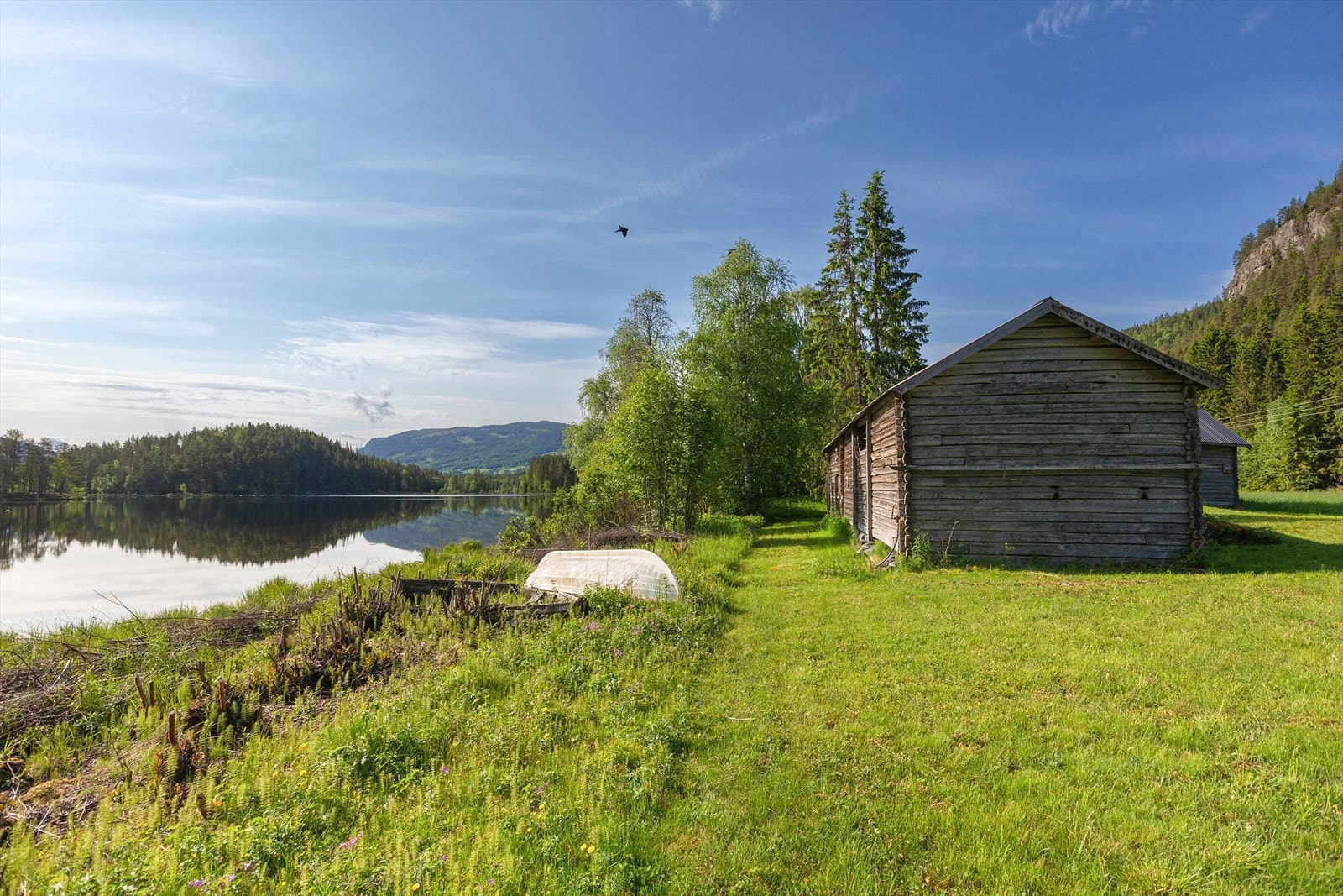 Eiendommen er unik med sin fine beliggenhet, sine gamle, laftede bygninger og hyggelige tun. Galleribilde