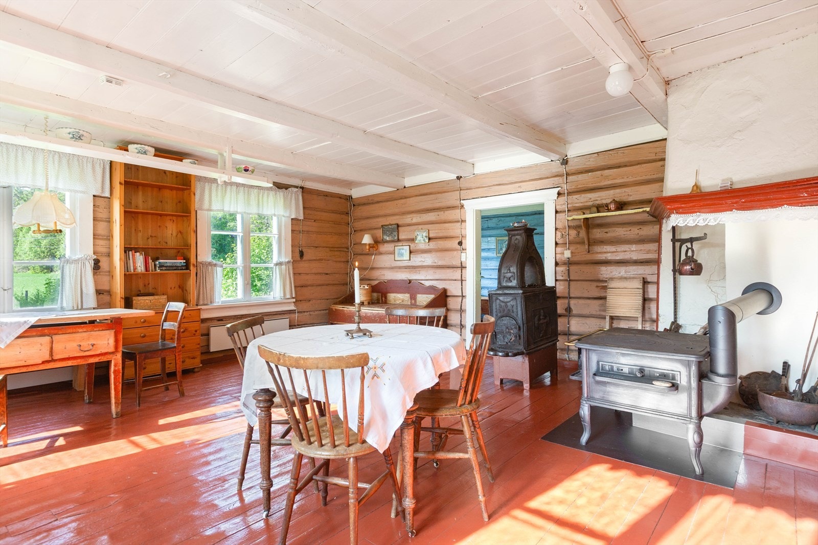 Kjøkkenet er enkelt utstyrt og bærer preg av eldre standard. Galleribilde