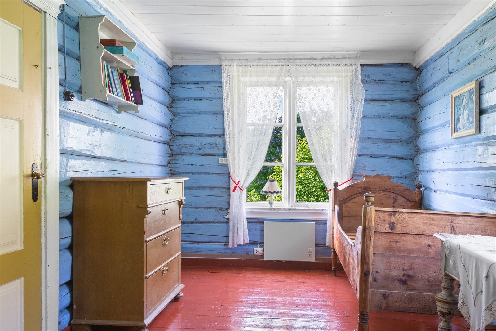 Soverommet i 2. etasjen har originale blåmalte tømmervegger og nostalgiske vinduer med sprosser. Galleribilde