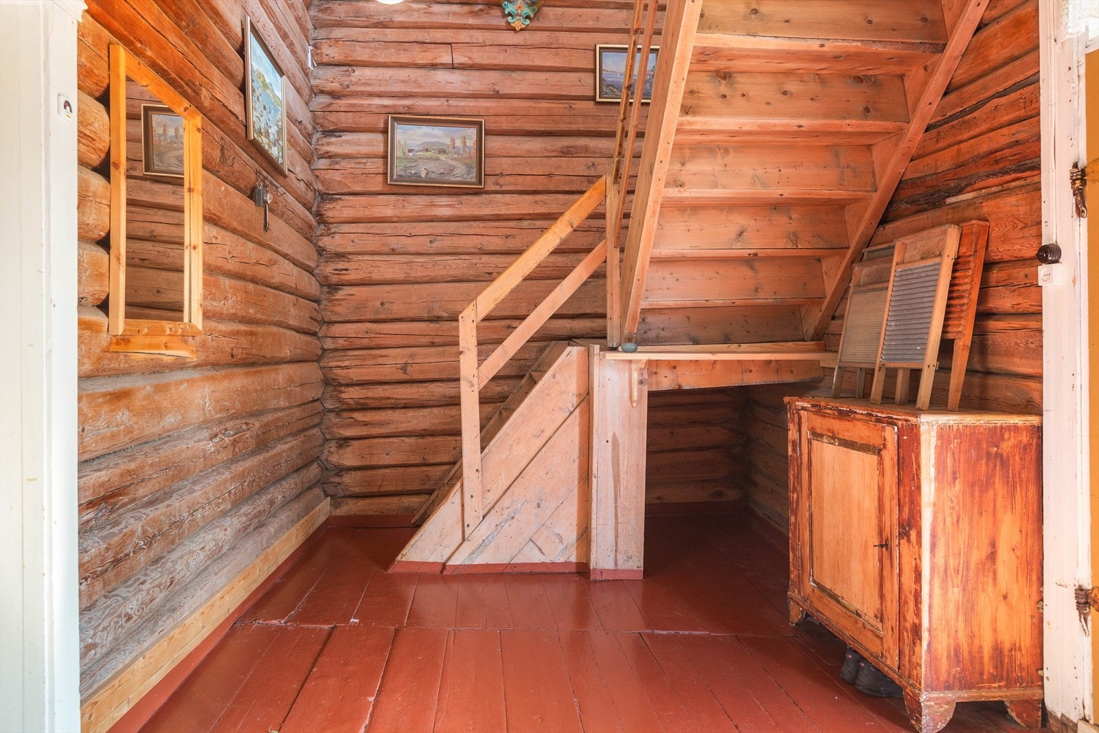 Trappen til andre etasje er i tre og har synlige spor av tidens tann, men er solid konstruert. Galleribilde