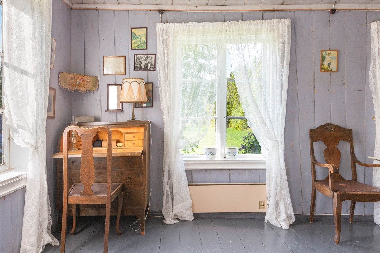 Her er det malt panel, tregulv, gamle dører og tradisjonell innredning. Galleribilde