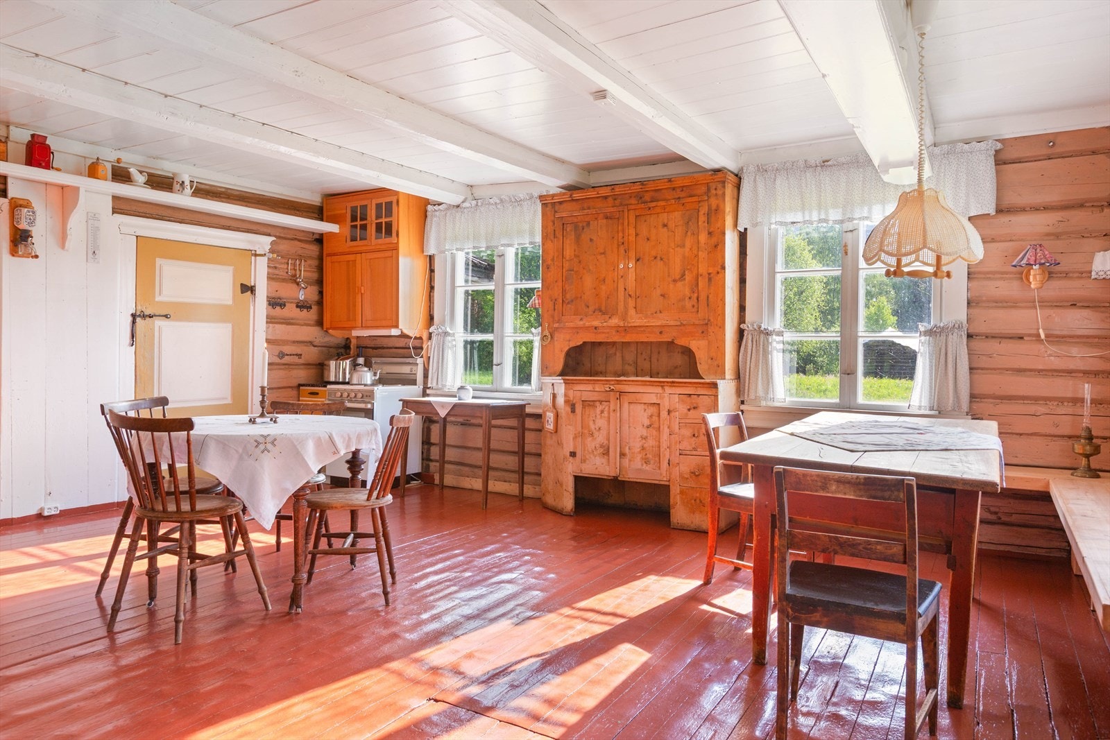 Kjøkkenet har god størrelse og naturlig lys-innslipp fra flere vinduer. Galleribilde