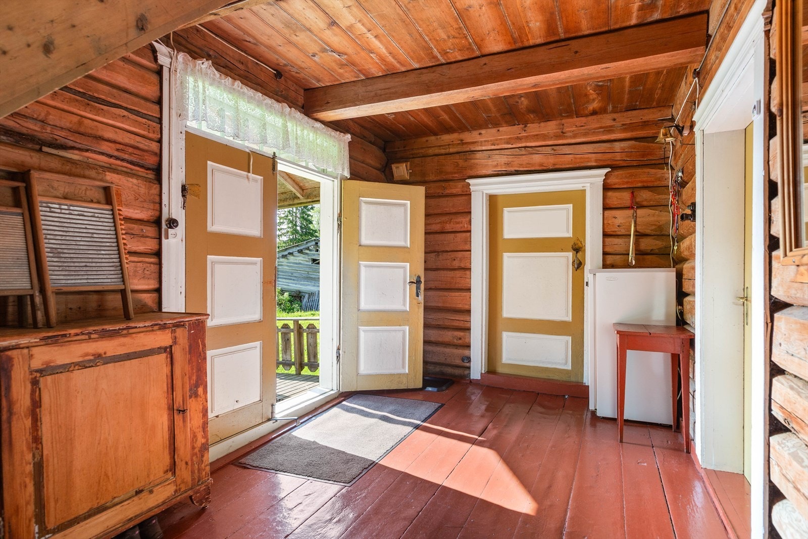 Våningshuset på "Fløene" er et tradisjonelt laftet tømmerhus med tydelig historisk karakter og sjel. Inngangspartiet og gangarealene er romslige med klassiske materialvalg og detaljer. Galleribilde