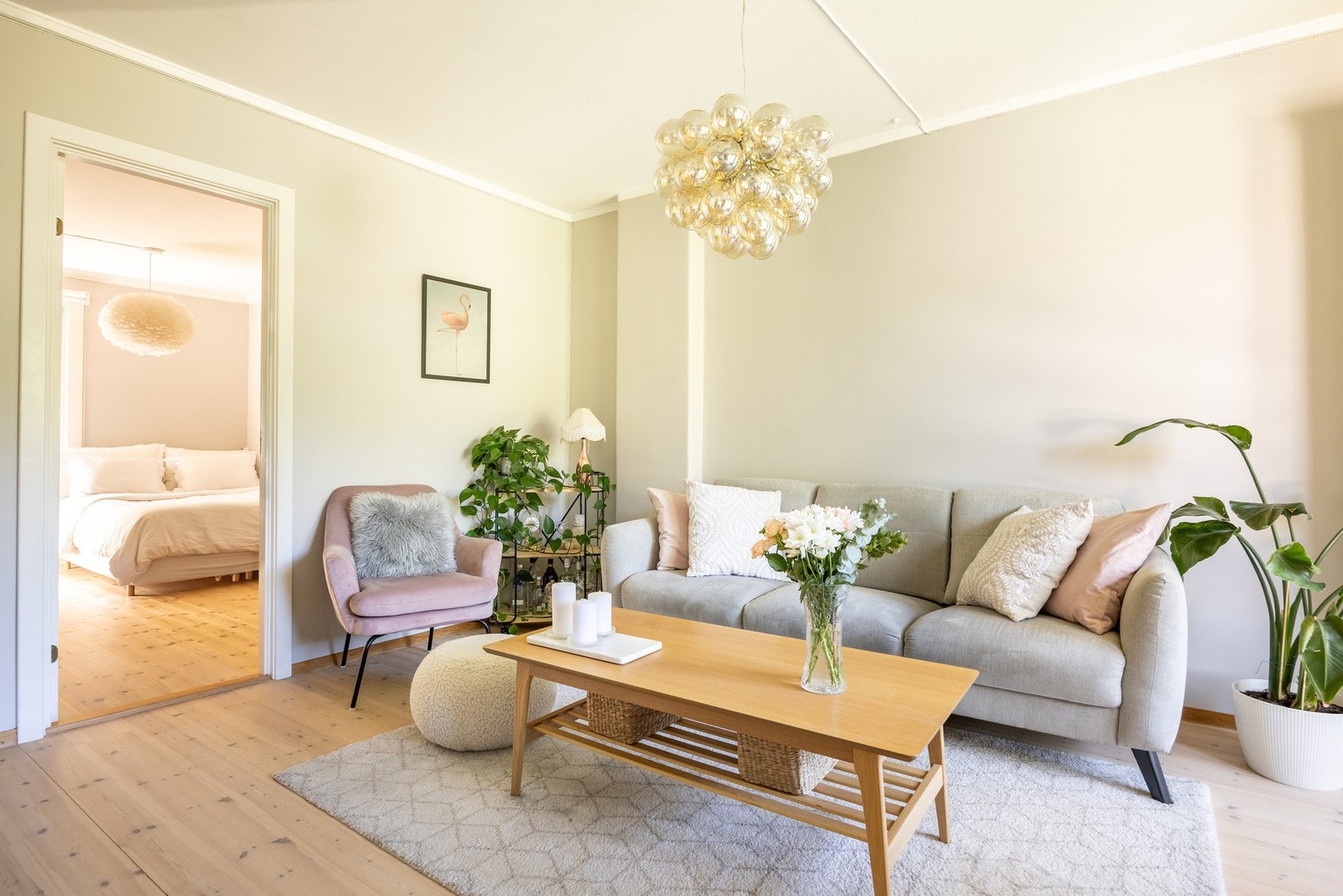 Overflatene er lysmalte, og det er slitesterke furugulv. Galleribilde