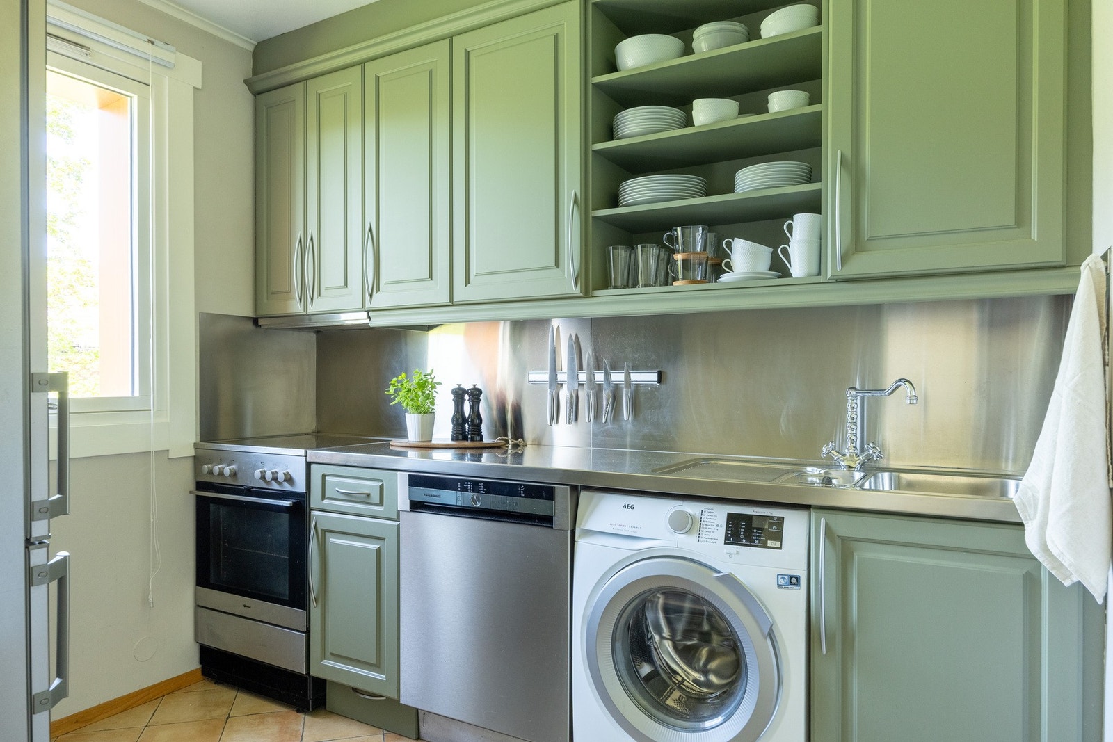 Praktisk separat kjøkken med en fin kombinasjon av skap- og benkeplass. Galleribilde