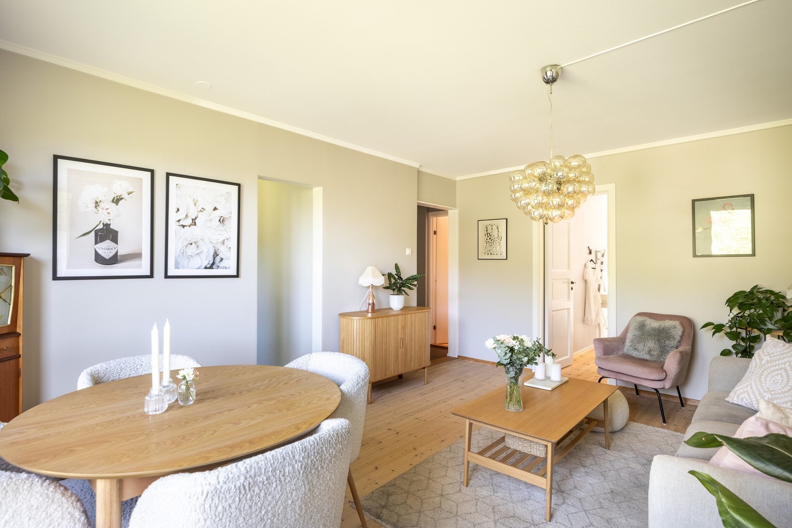 Det er en god planløsning i stuen som gjør det enkelt å innrede. Galleribilde