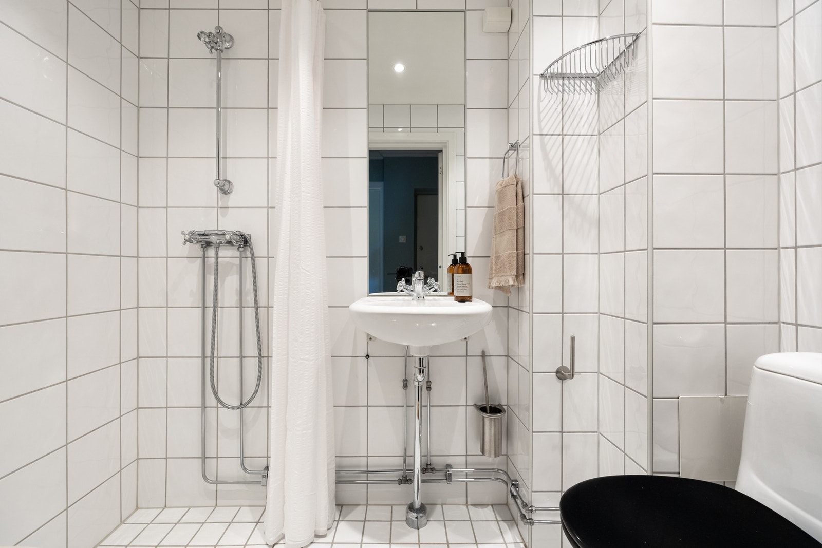 Videre har leiligheten et pent helfliset bad fra 2005 renovert i regi av borettslaget. Galleribilde