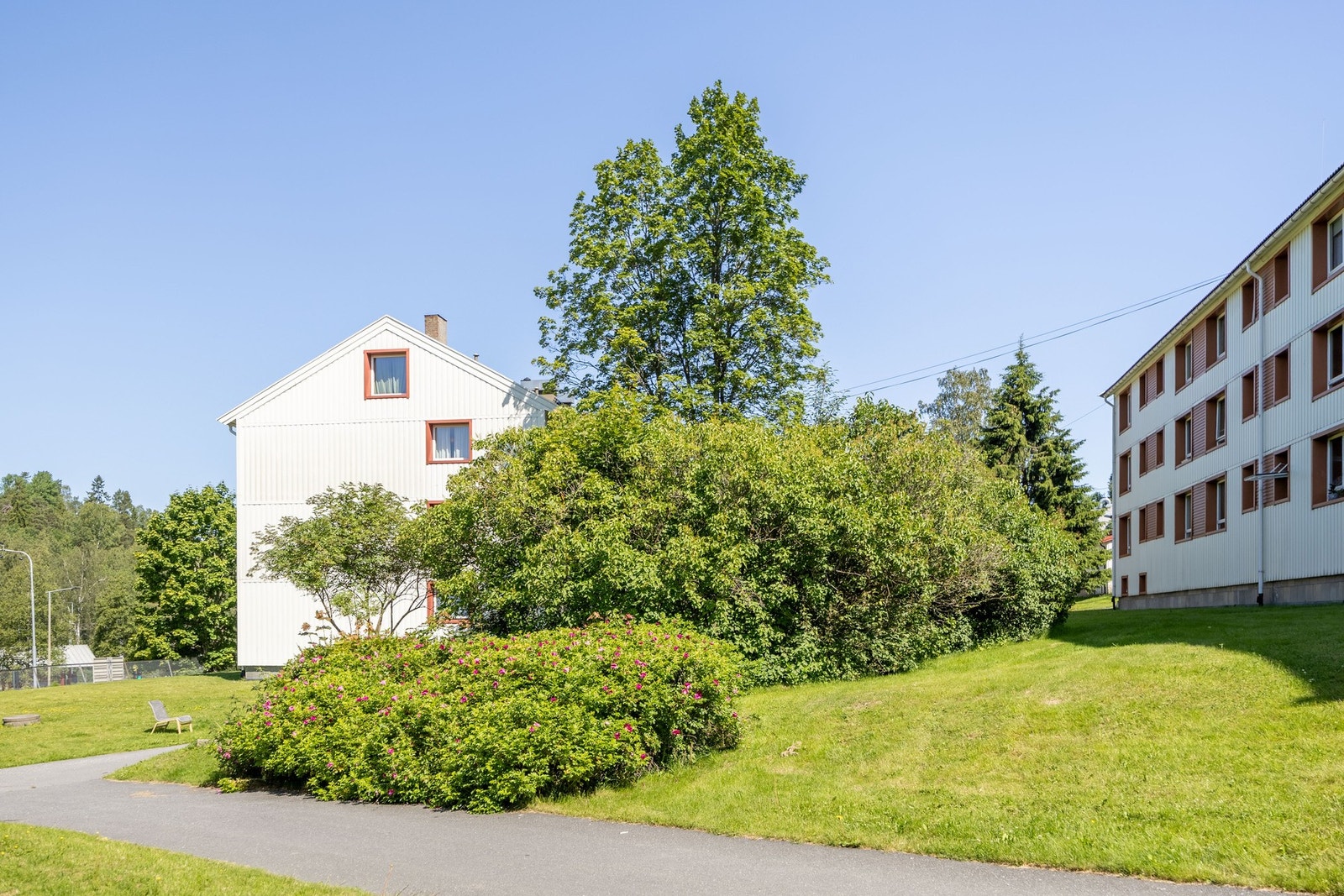 Det er tidvis mulighet for kjøp/leie av parkeringsplass i borettslaget i privat regi. Galleribilde