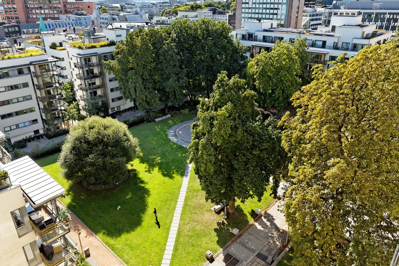 Området rundt Pilestredet Park er et meget hyggelig bomiljø som er opparbeidet med plener, sittebenker og gangstier. Galleribilde