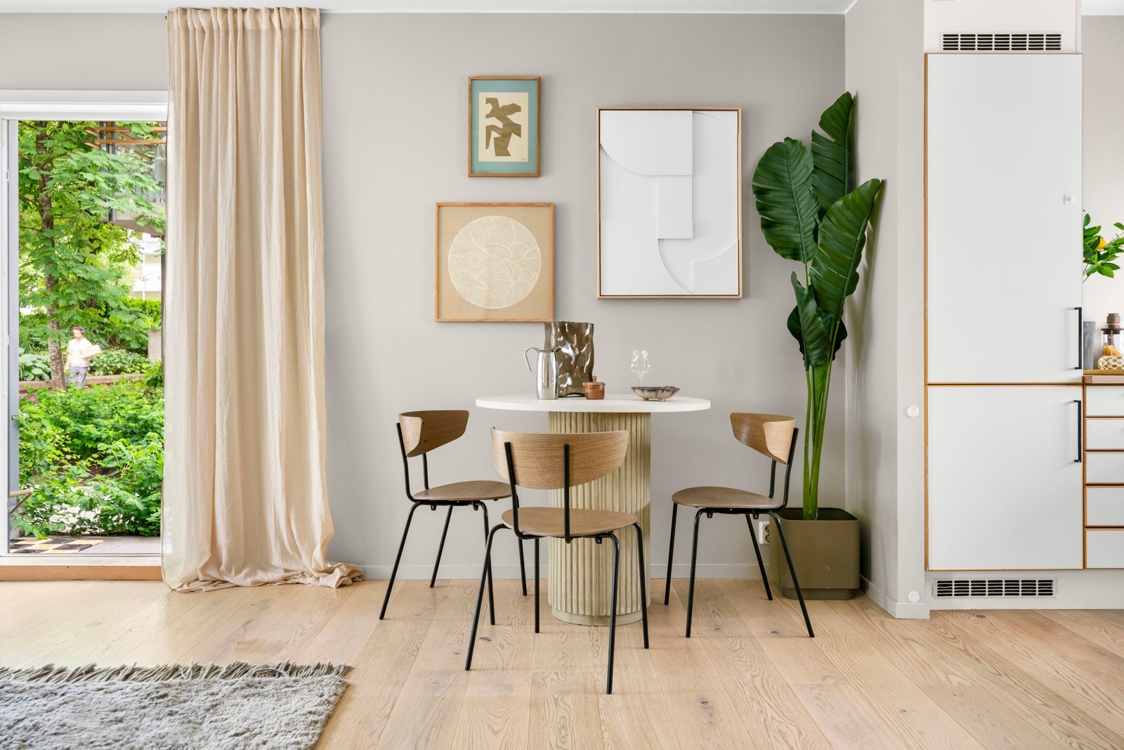 Delikate fargevalg og parkett er gjennomgående i øvrige rom. Galleribilde