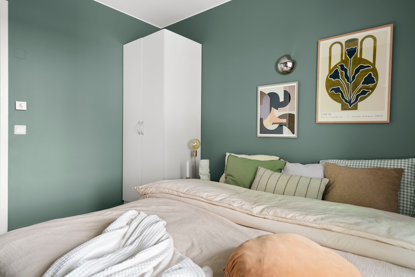 Praktisk garderobeløsning sørger for effektiv oppbevaringsplass, og det er god gulvplass for ekstra kommode eller annet interiør. Galleribilde