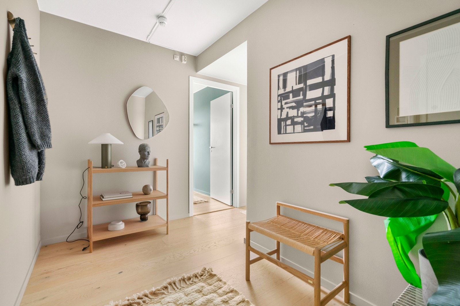 Innbydende entré gir et godt inntrykk av boligen. Balansert ventilasjon sørger for et godt inneklima året rundt. Galleribilde