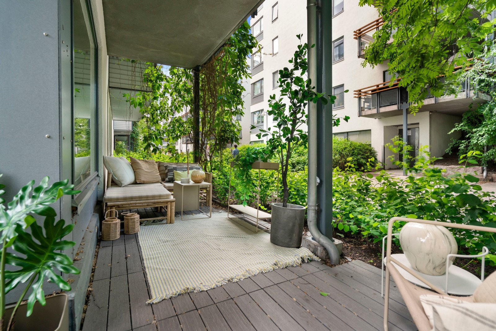 Terrassen er vendt mot de parkmessige fellesarelene, samtidig som det er skjerming fra trær/hekk. Galleribilde