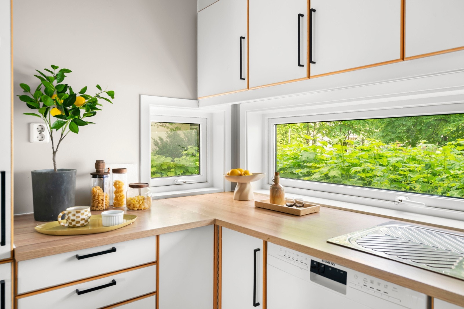 Fra kjøkkenet har du utsyn mot frodige, grønne omgivelser. Galleribilde