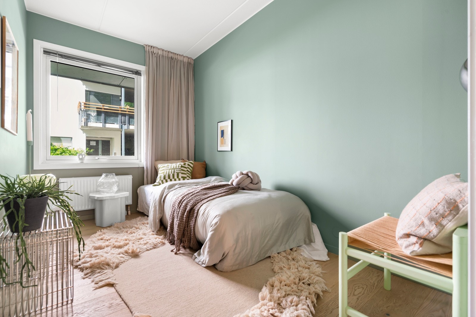 Soverom II er lyst, lunt og innredet med en behagelig fargepalett som skaper en rolig og avslappende atmosfære - perfekt som barnerom, gjesterom eller hjemmekontor. Galleribilde