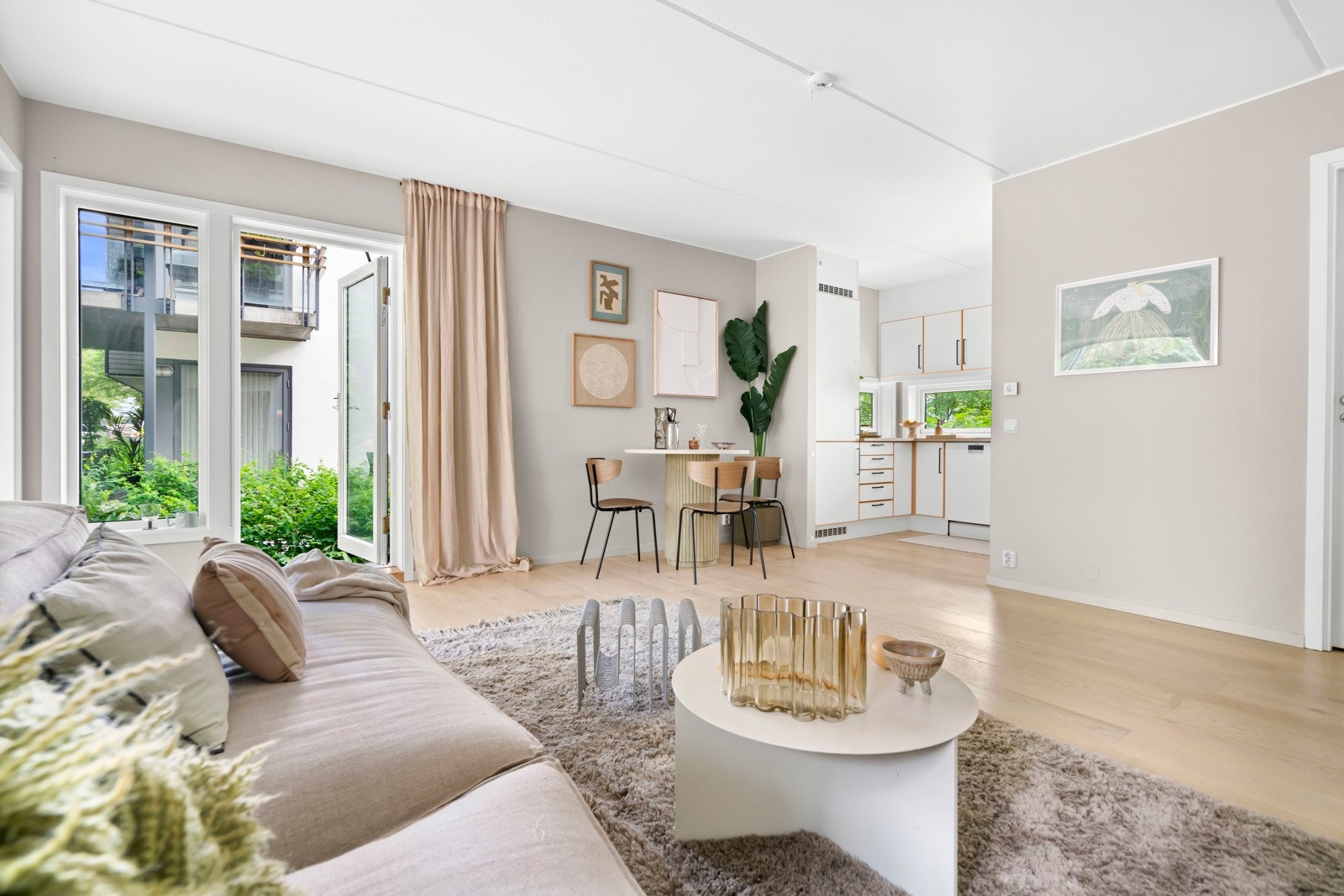 Fra stuen er det utgang til ditt eget lille fristed, en privat markterrasse på 11 kvm. Galleribilde