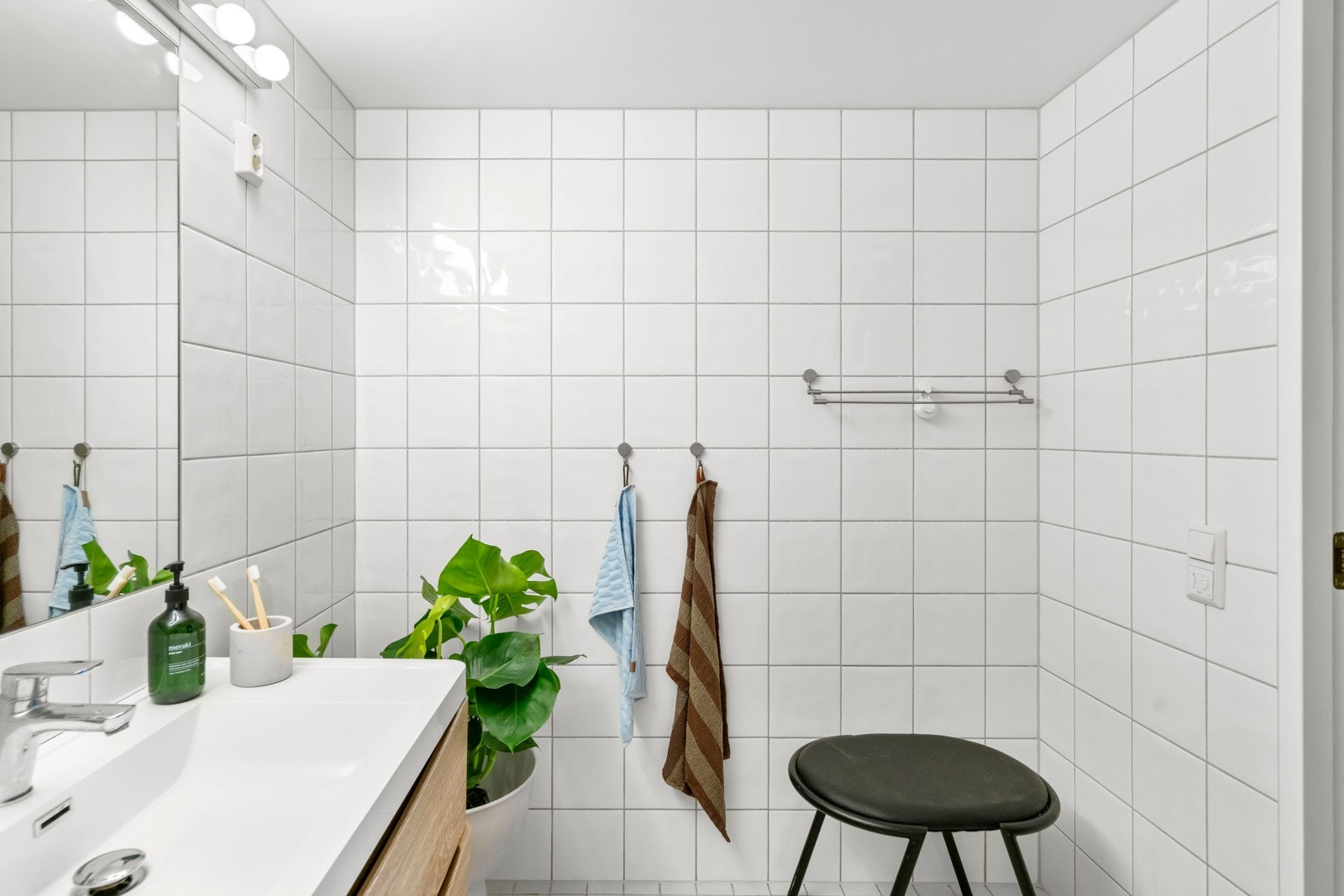 Videre byr badet på servant, speil med lysarmatur, toalett og dusjhjørne. Galleribilde