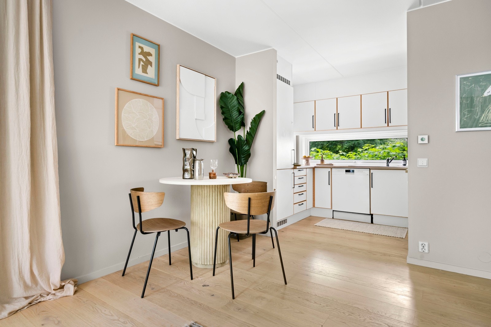 Her er det plass til stort spisebord som rommer hele familien eller gjester. Galleribilde