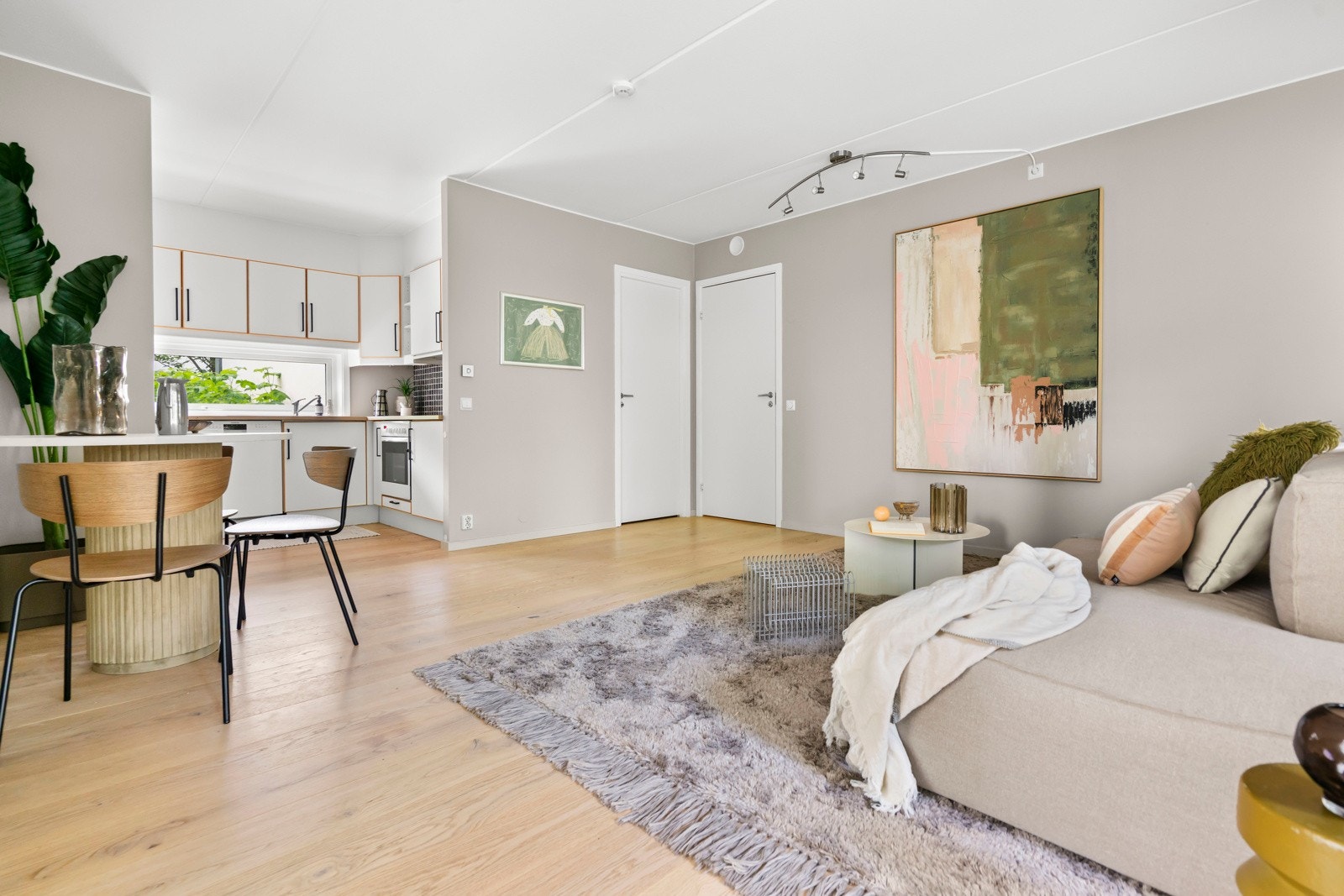 Leiligheten innehar moderne og funksjonelle løsninger som gjør hverdagen din så enkel som mulig. Galleribilde