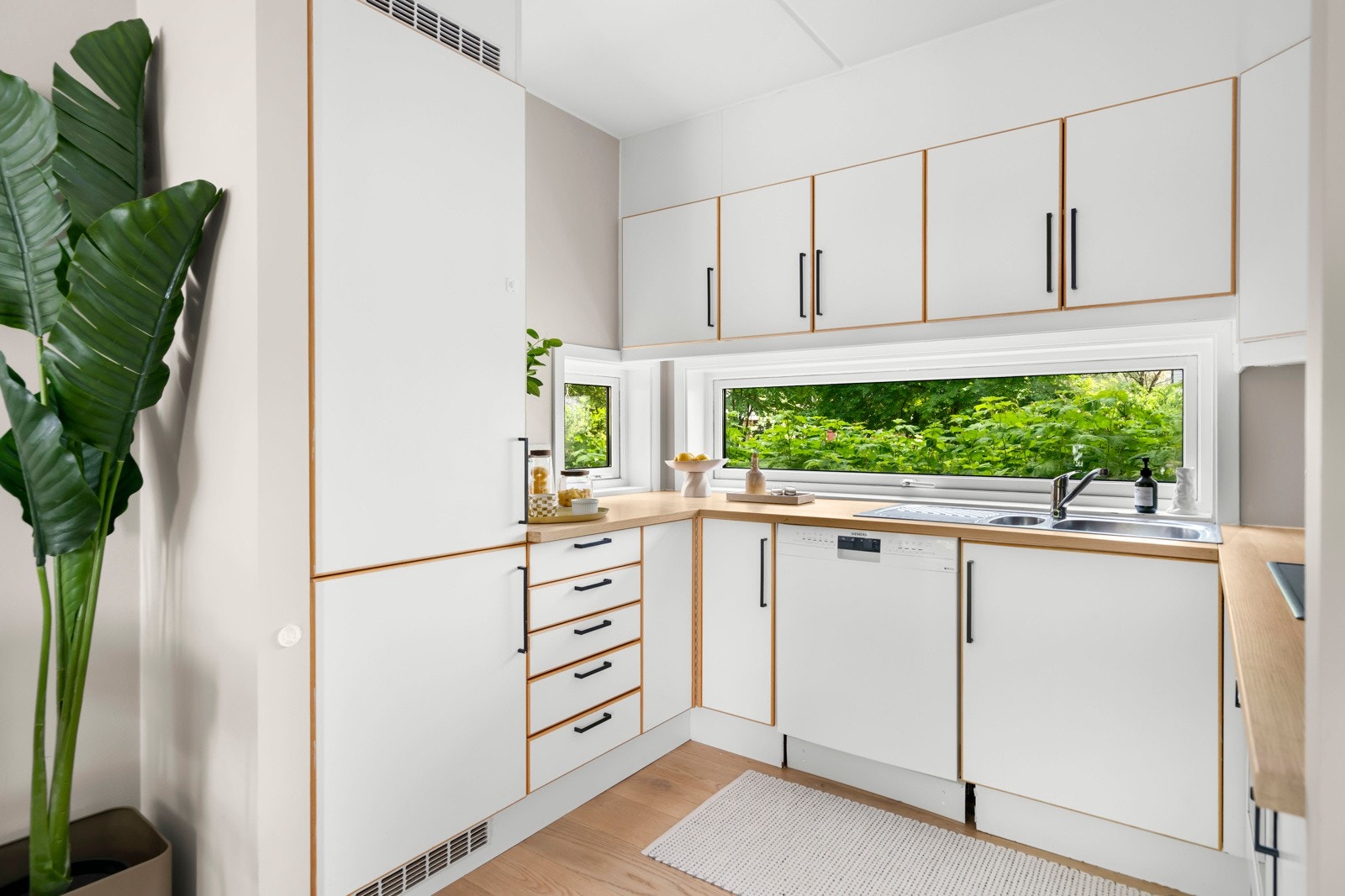 God skap- og benkplass til både matlaging og oppbevaring. Galleribilde