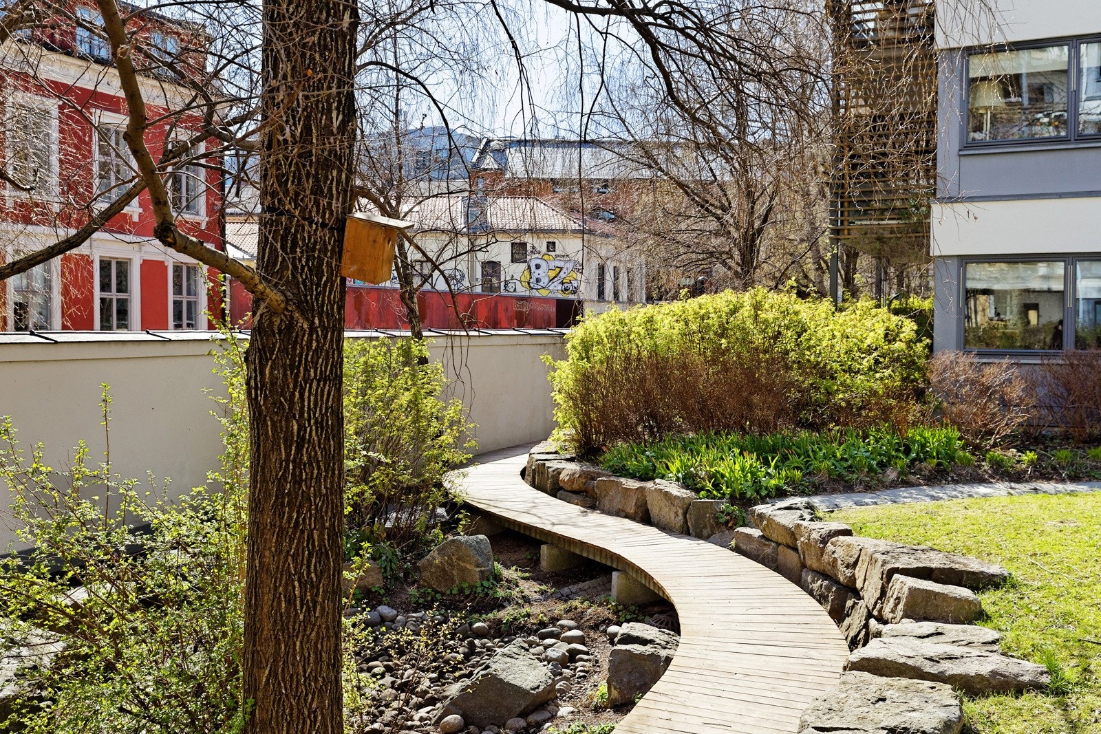 I Pilestredet Park er det lagt stor vekt på bruk av vannspeil, granitt, trær, blomster og andre miljøskapende elementer. Galleribilde