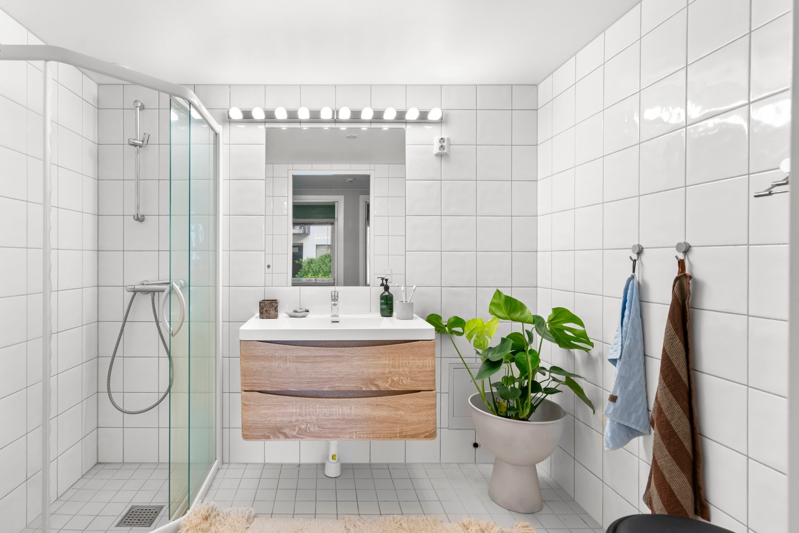 Romslig baderom fra byggeår med behagelig gulvvarme og opplegg for vaskemaskin og tørketrommel. Galleribilde