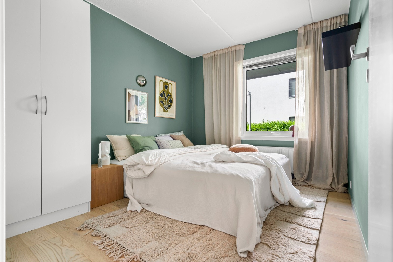 Lekkert og lunt hovedsoverom med gjennomført fargevalg som skaper en rolig og innbydende atmosfære. Galleribilde