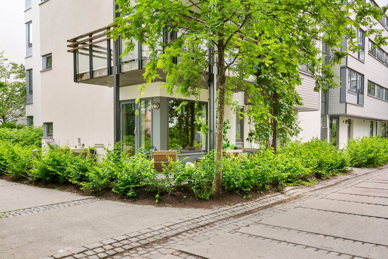 Adressen er kjent for sin moderne standard og parkmessige arealer. Galleribilde